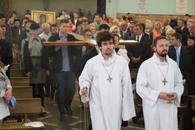 Wprowadzenie Krzyża i Ikony Światowych Dni Młodzieży do kościoła na Stanisławówce