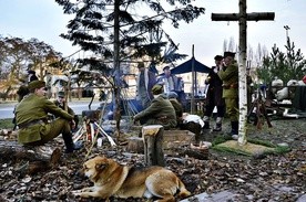 Członkowie Jednostki Strzeleckiej 1006 Płońsk rozbili obozowisko, gdzie w realistyczny sposób pokazali epizody codziennego życia wyklętych w warunkach leśnych