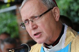 Biskup płocki Piotr Libera głosi kazanie w czasie Sumy odpustowej w Oborach