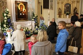 Przed ikoną Janogórskiej Pani modliły się dzieci, młodzież, dorośli i całe rodziny