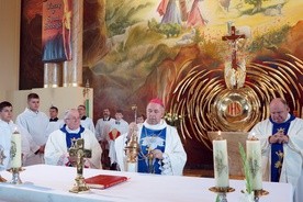 Bp Aleksander Kaszkiewicz z Grodna przewodniczył uroczystościom odpustowym w kościele św. Jana Pawła II