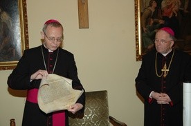 Bp Piotr Libera objął kanonicznie diecezję płocką, okazując papieską bullę nominacyjną. Stało się to 31 maja 2007 roku