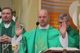 Ks. Adam Gałązka w czasie Mszy św. w swojej rodzinnej parafii pw. św. Piotra Apostoła w Ciechanowie
