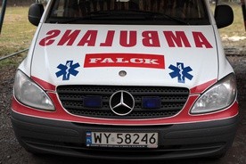 Karetki pogotowia przewiozły poszkodowaną młodzież do szpitali w Gostyninie i Płocku