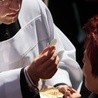 Niemieccy biskupi proszą Watykan o interwencję w sprawie Komunii dla protestantów 