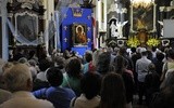 Pułtuscy parafianie od św. Józefa wokół obrazu Czarnej Madonny