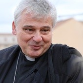Kard. Krajewski: Biskupi, kardynałowie, księża! Wyjdźcie na ulice do bezdomnych!