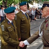 Odchodzący i obejmujący funkcję dowódcy w Jednostce Strzeleckiej 1006 Płońsk