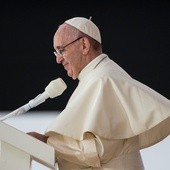 Dylemat krawców papieża: Czy przypiąć pelerynkę rzepem czy szpilką?