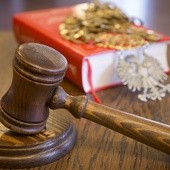 Urzędniczka skarbówki z Bartoszyc stanie przed sądem za brak żarówki w aucie