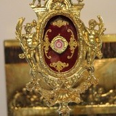 Kradzieże prawdziwych relikwii i sprzedaż „fałszywek” w sieci