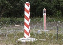 Białoruś: Zamaskowane osoby zniszczyły część płotu na granicy z Polską