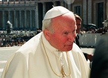 Wyrzucili papieską relikwię