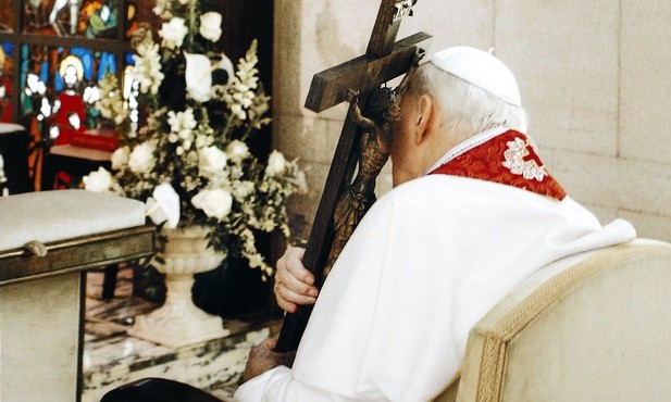 Jan Paweł II wsparty o krzyż