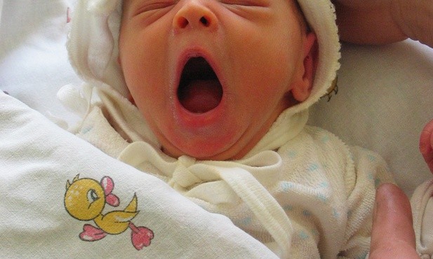 Jak brzmi pierwszy krzyk dziecka?
