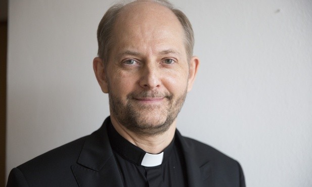Rzecznik Episkopatu: Módlmy się za naszych bliskich zmarłych w domach