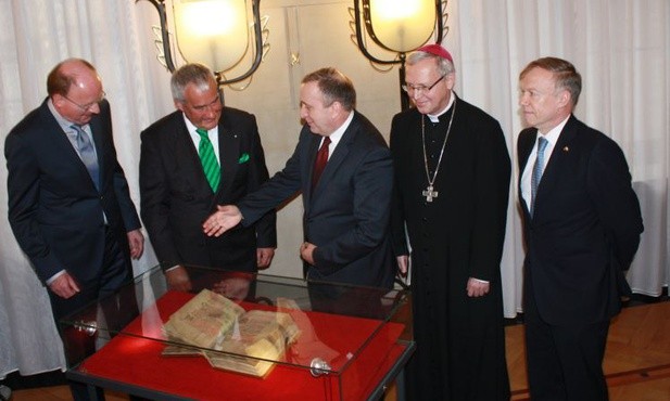 Uroczystość przekazania Pontyfikału Płockiego w obecności ministra spraw zagranicznych, biskupa płockiego i ambasadora Niemiec w Warszawie odbyła się w Ministerstwie Spraw Zagranicznych w Warszawie