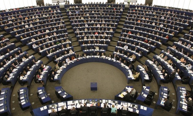 Obawy Parlamentu Europejskiego w kwestii aplikacji do śledzenia kontaktów