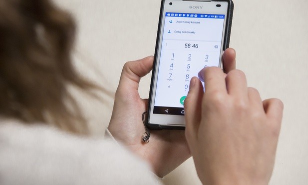 Badanie: Polacy najczęściej robią zakupy internetowe przez telefon komórkowy