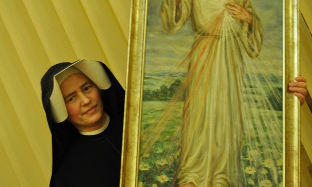 Siostra Jolanta Pietrasińska ukazuje obraz Jezusa Miłosiernego.