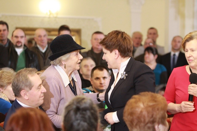 Premier Beata Szydło rozmawiała z seniorami o wyższych emeryturach i możliwości darmowego nabywania leków po 75. roku życia