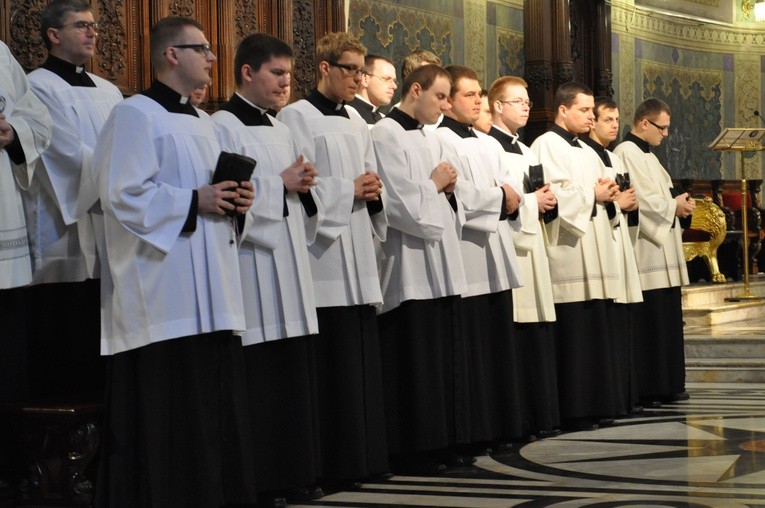 Klerycy WSD w Płocku na modlitwie w płockiej katedrze