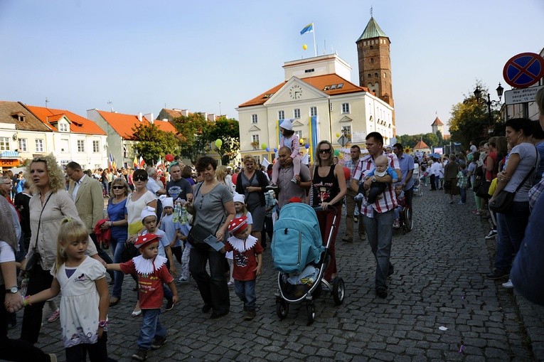 Pułtuski rynek - najdłuższy w Europie, łączący bazylikę kolegiacką z zamkiem biskupów płockich - jest miejscem wielu spotkań o charakterze kulturalnym i religijnym