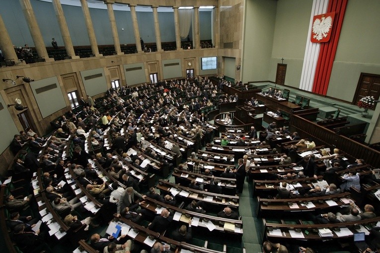 Sejm przyjął uchwałę ws. uczczenia 100. rocznicy objawień fatimskich
