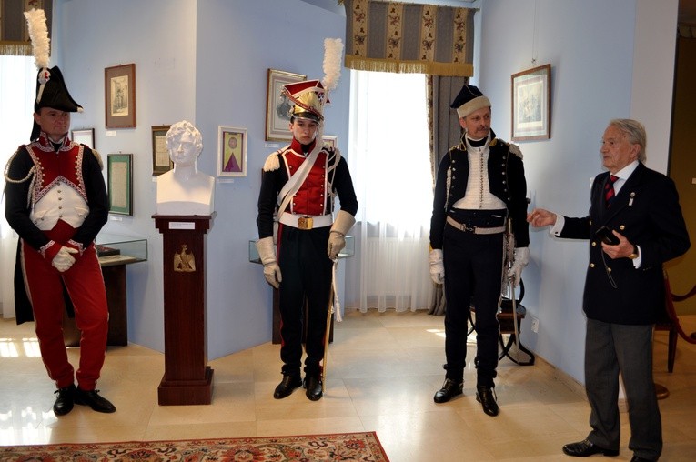 Wystawa powstała z inicjatywy dyrekcji Muzeum Romantyzmu i Stanisława Ledóchowskiego, potomka sławnego rodu