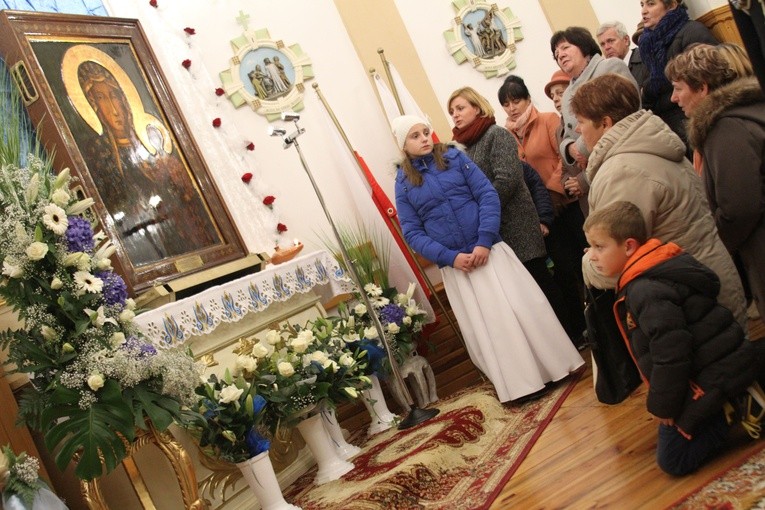 Modlitwa młodszych i starszych przed ikoną Czarnej Madonny