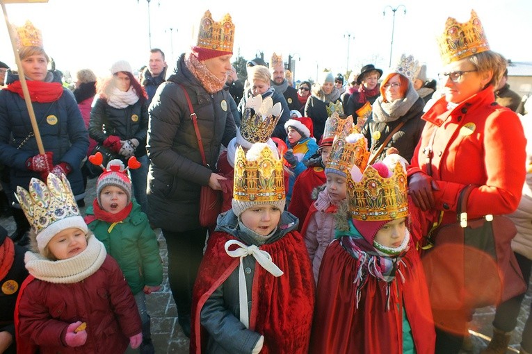 Dzieci z rypińskich przedszkoli i szkół, w nieodłącznych koronach, na Orszaku Trzech Króli