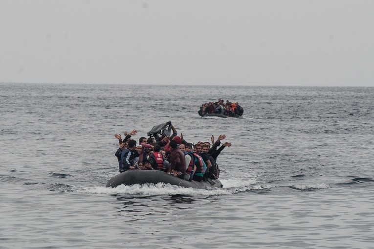Okręty wojskowe mają blokować włoskie porty przed statkami z migrantami
