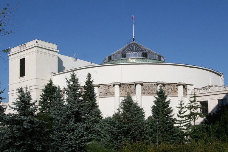 Sejm przyjął przez aklamację uchwałę ws. popełniania zbrodni wojennych przez Rosję na Ukrainie