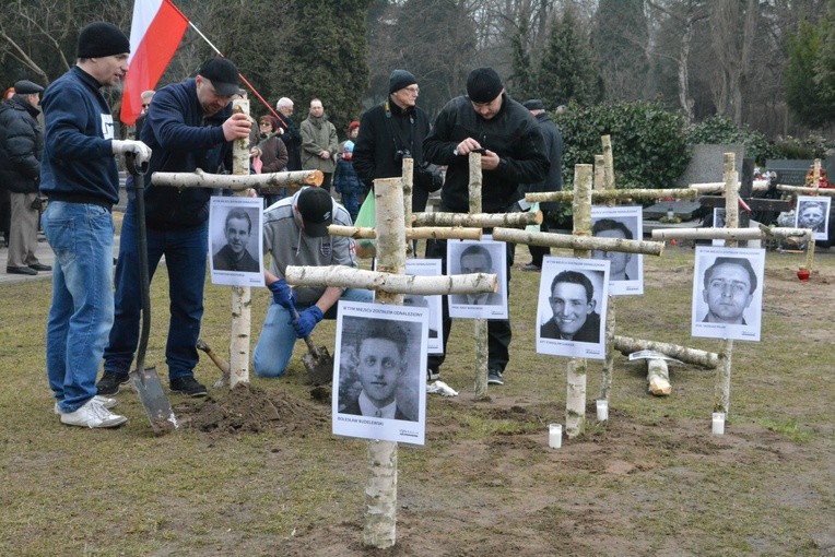 IPN złożył wnioski o ekshumację pochowanych na Łączce