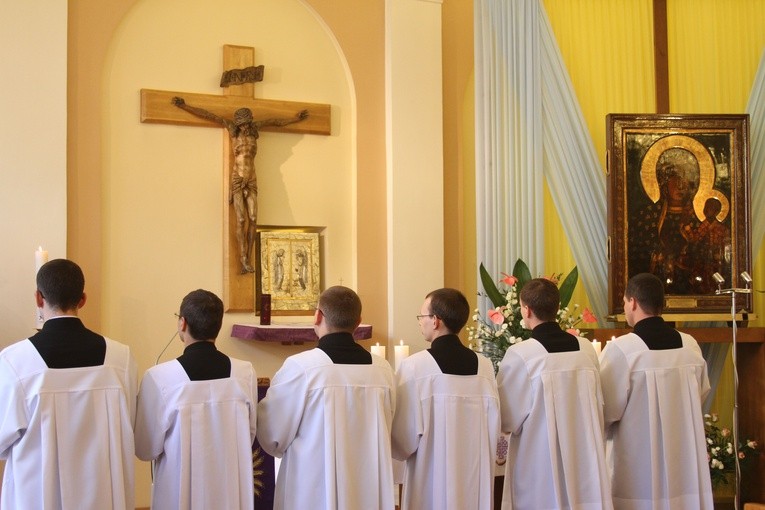 Obrzęd przyjęcia kandydatów do diakonatu i prezbiteratu przed obrazem Pani Jasnogórskiej w kaplicy Dobrego Pasterza w WSD