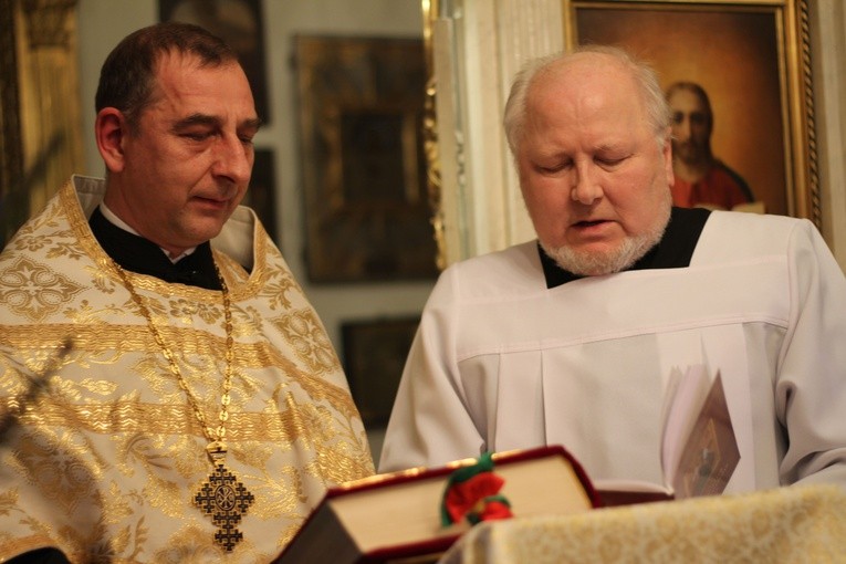 Od lewej: ks. protojerej Eliasz Tarasiewicz i ks. prof. Ireneusz Mroczkowski odczytują Ewangelię o spotkaniu Jezusa z Nikodemem