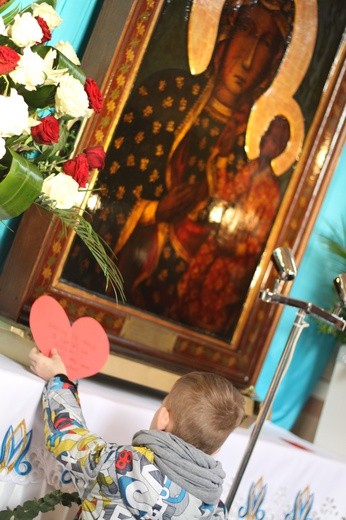 Dzieci u stóp ikony Matki Bożej składały serduszka, na których wypisały swoje intencje