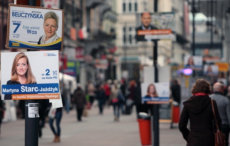 Polacy coraz bardziej lubią demokrację