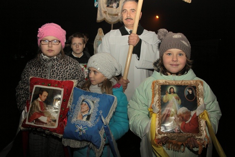 Dzieci w maryjnej procesji niosły poduszeczki z wizerunkami świętych 