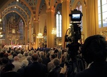Trzy razy więcej Hiszpanów ogląda Msze św. w telewzji