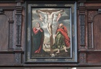 Kraków 04 03 2026Kościół pw. świętego Idziego przy ul. Grodzkiej.  Chór obraz na balustradzie Chrystus ukrzyżowany w otoczeniu Matki Boskiej i św Jana.FOTO:HENRYK PRZONDZIONO /FOTO GOŚĆ