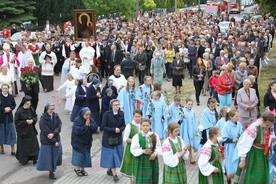 Barwna procesja, której wielu uczestników było ubranych w stroje kurpiowskie, uroczyście wprowadziła obraz Jasnogórski do parafialnego kościoła 