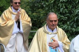 O. Antonello Cadeddu i o. Piotr Męczyński, karmelita z Obór, w czasie sprawowania Mszy św.