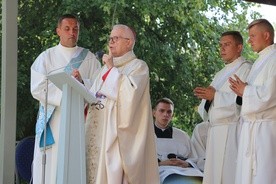 Mszy św. odpustowej w sanktuarium Matki Bożej Różańcowej przewodniczył i kazanie wygłosił abp Józef Michalik, emerytowany metropolita przemyski i wieloletni przewodniczący Konferencji Episkopatu Polski.
