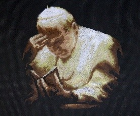 Praca rękodzielnicza Pauliny Kucaby - wyhaftowany portret papieża Polaka.