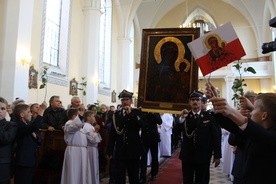 Dzieci sochocińskiej parafii witały Maryję, trzymając w ręku białą różę i flagi z Jej wizerunkiem