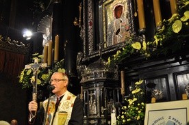 Bp Piotr Libera udziela błogosławieństwa przed cudownym obrazem Matki Bożej Jasnogórskiej