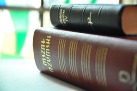 Francja: Biskupi reagują na apel Papieża ws. tradycjonalistów. Dwa ryty w jednym Mszale?