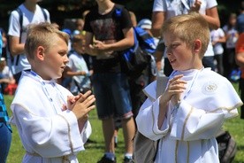 Po raz pierwszy zorganizowano diecezjalne spotkanie dzieci komunijnych w Czerwińsku n. Wisłą