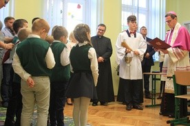 Bp Mirosław Milewski poświęcił odnowione gmachy szkół katolickich
